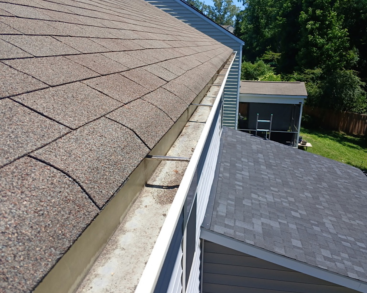 Before and after gutter cleaning in Summerville, showing how to clean gutters.